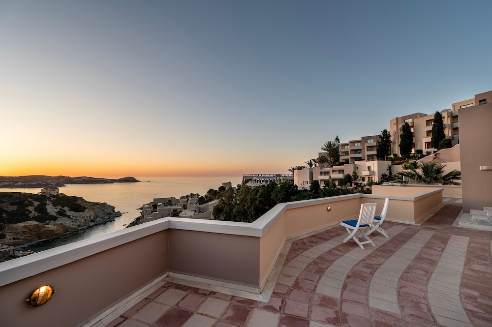 Athina Palace Resort & Spa — Hotel rooms in Lygaria
