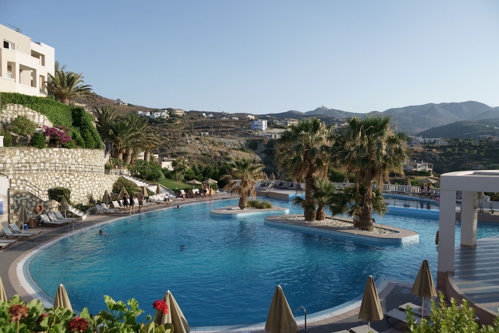 Athina Palace Resort & Spa — Swimming pool in Lygaria