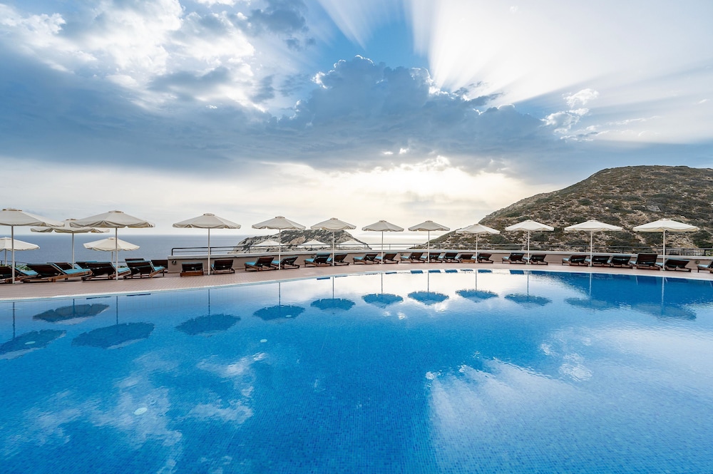 Athina Palace Resort & Spa — Swimming pool in Lygaria
