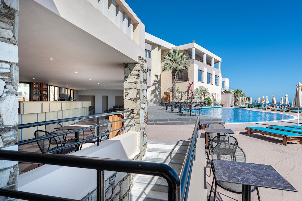 Athina Palace Resort & Spa — Hotel building in Lygaria