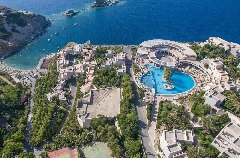 Athina Palace Resort & Spa — Hotel building in Lygaria