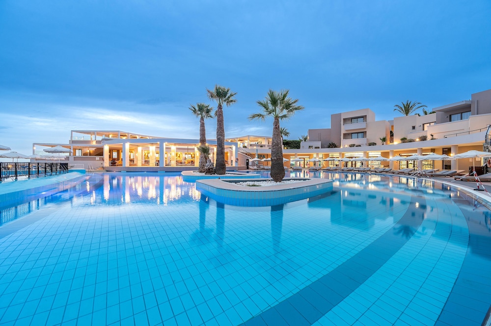 Athina Palace Resort & Spa — Swimming pool in Lygaria