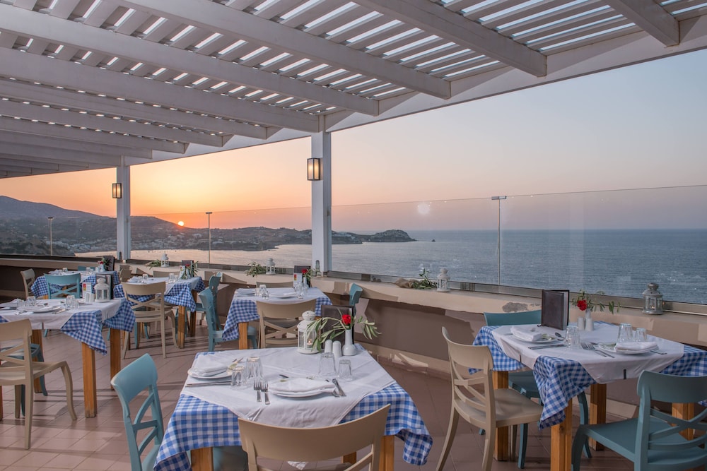 Athina Palace Resort & Spa — Restaurant & bars in Lygaria