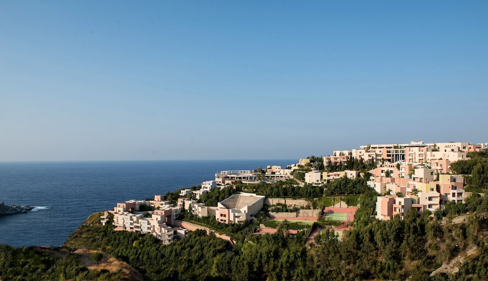 Athina Palace Resort & Spa — Hotel building in Lygaria