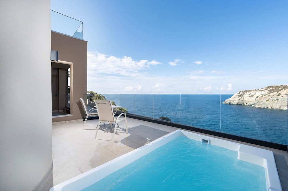 Athina Palace Resort & Spa — Swimming pool in Lygaria