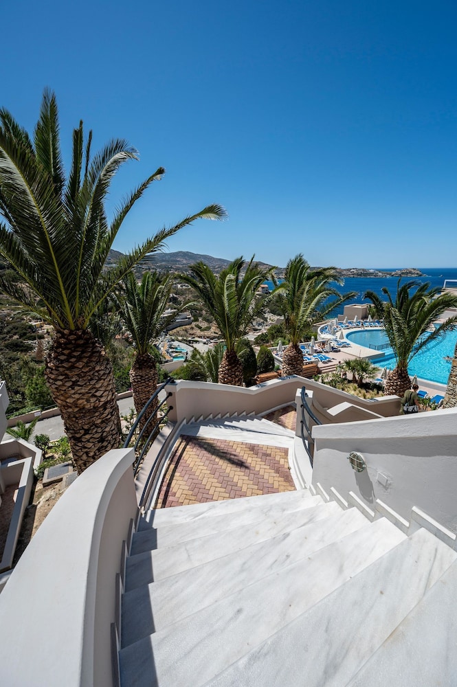 Athina Palace Resort & Spa — Hotel rooms in Lygaria