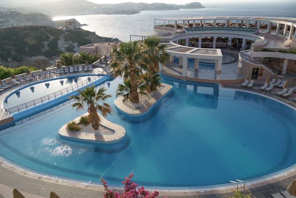 Athina Palace Resort & Spa — Swimming pool in Lygaria