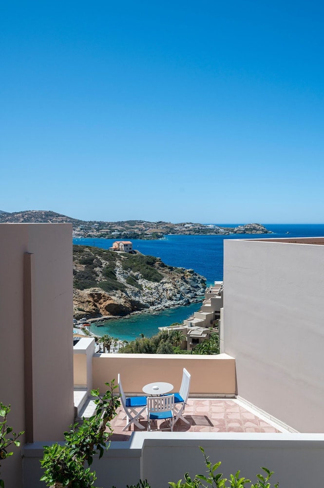 Athina Palace Resort & Spa — Hotel rooms in Lygaria