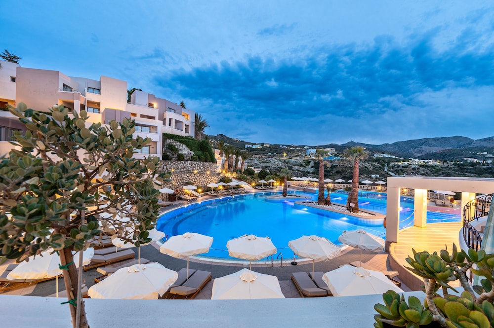 Athina Palace Resort & Spa — Swimming pool in Lygaria