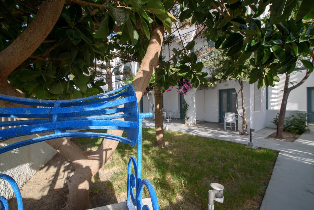 Iris Boutique Hotel — Hotel building in Kamari, South Aegean