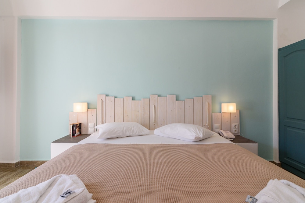 Iris Boutique Hotel — Hotel rooms in Kamari, South Aegean