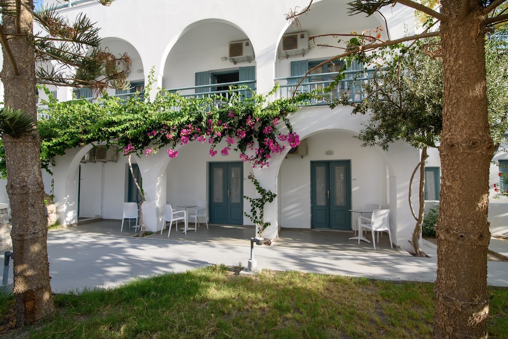 Iris Boutique Hotel — Hotel building in Kamari, South Aegean