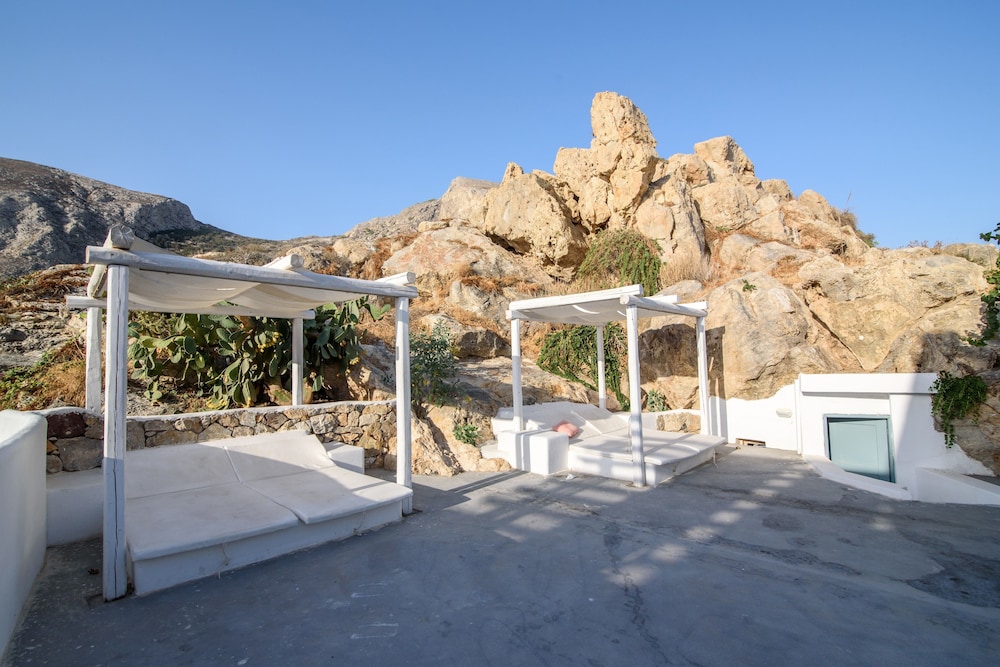Iris Boutique Hotel — Hotel building in Kamari, South Aegean