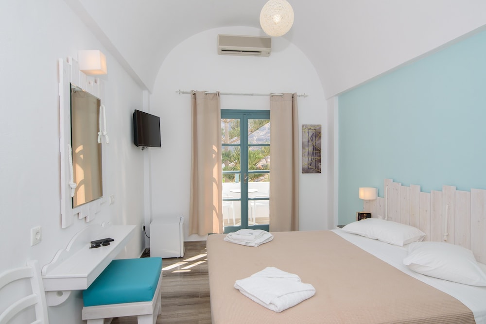 Iris Boutique Hotel — Hotel rooms in Kamari, South Aegean