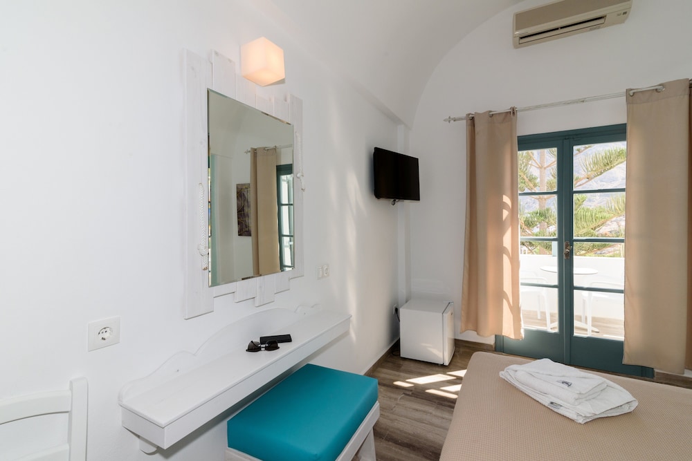 Iris Boutique Hotel — Hotel rooms in Kamari, South Aegean