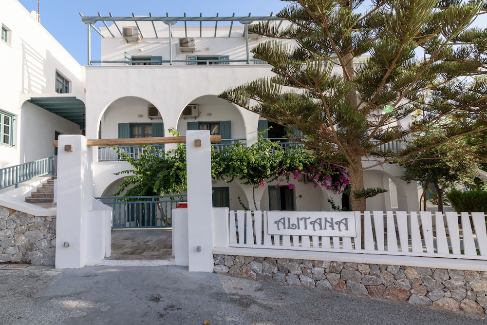 Iris Boutique Hotel — Hotel building in Kamari, South Aegean