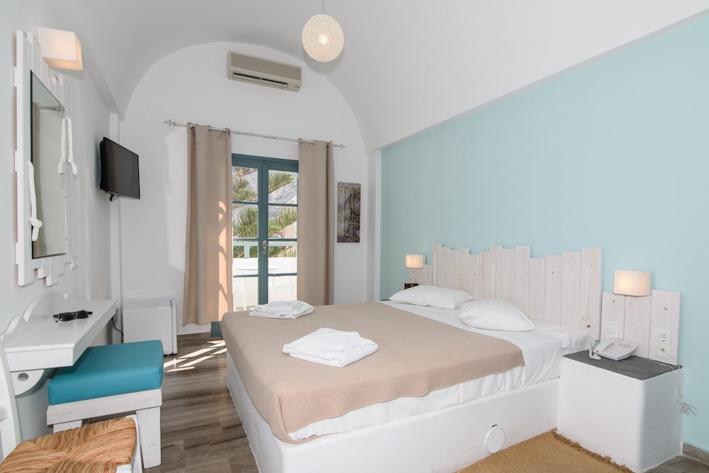 Iris Boutique Hotel — Hotel rooms in Kamari, South Aegean
