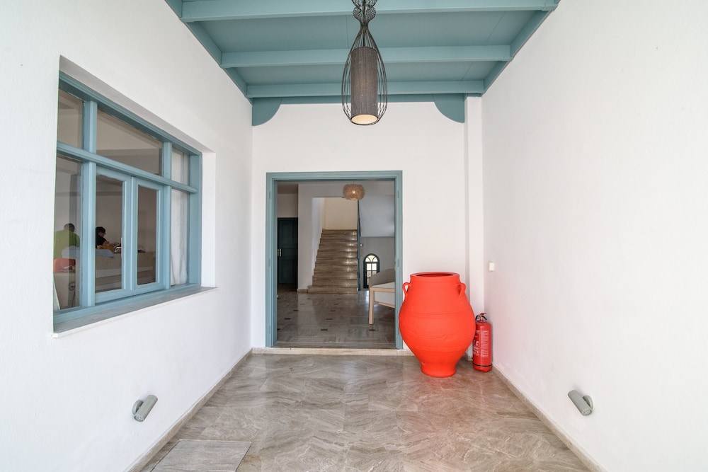 Iris Boutique Hotel — Hotel building in Kamari, South Aegean
