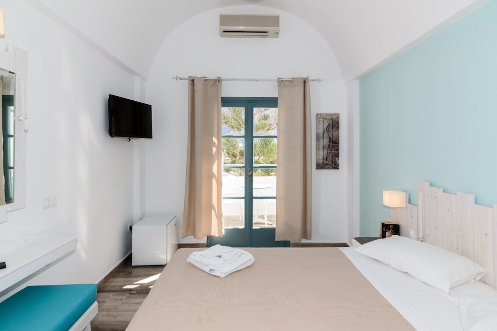 Iris Boutique Hotel — Hotel rooms in Kamari, South Aegean