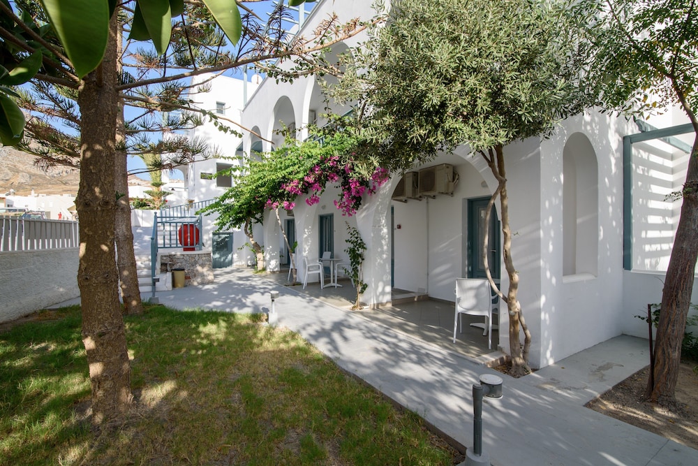 Iris Boutique Hotel — Hotel building in Kamari, South Aegean