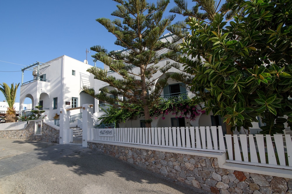Iris Boutique Hotel — Hotel building in Kamari, South Aegean
