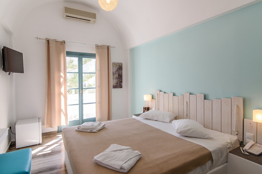 Iris Boutique Hotel — Hotel rooms in Kamari, South Aegean