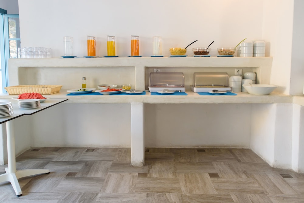 Iris Boutique Hotel — Restaurant & bars in Kamari, South Aegean