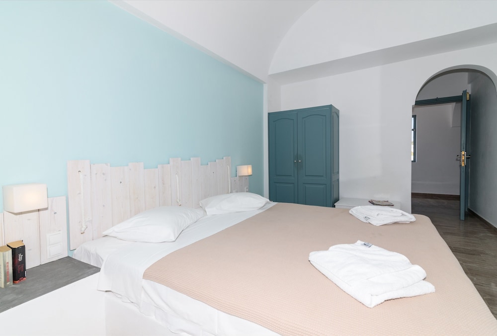 Iris Boutique Hotel — Hotel rooms in Kamari, South Aegean