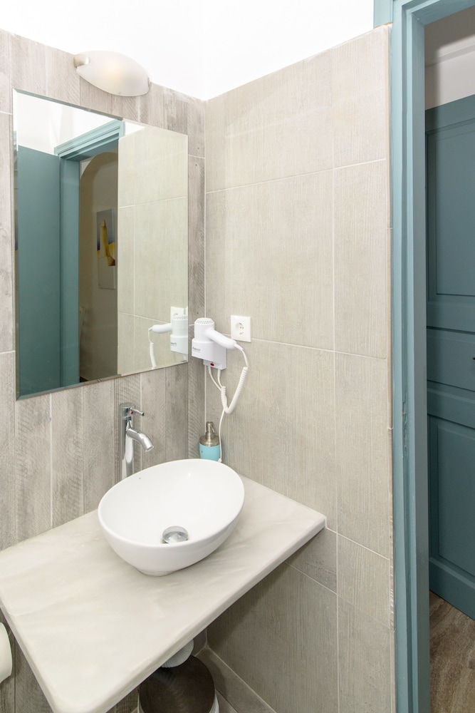 Iris Boutique Hotel — Hotel rooms in Kamari, South Aegean