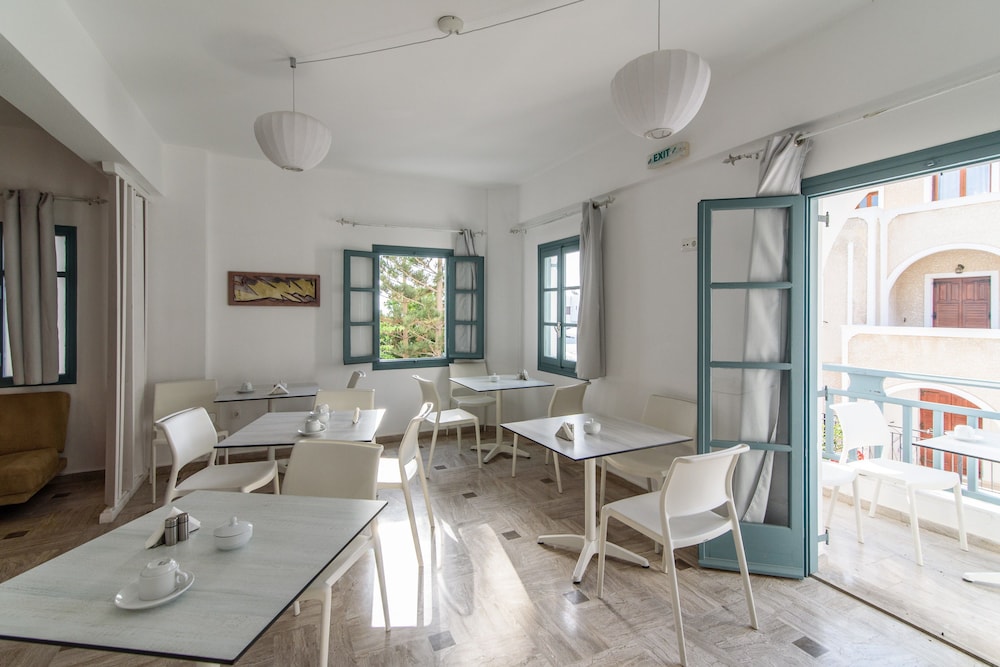 Iris Boutique Hotel — Restaurant & bars in Kamari, South Aegean