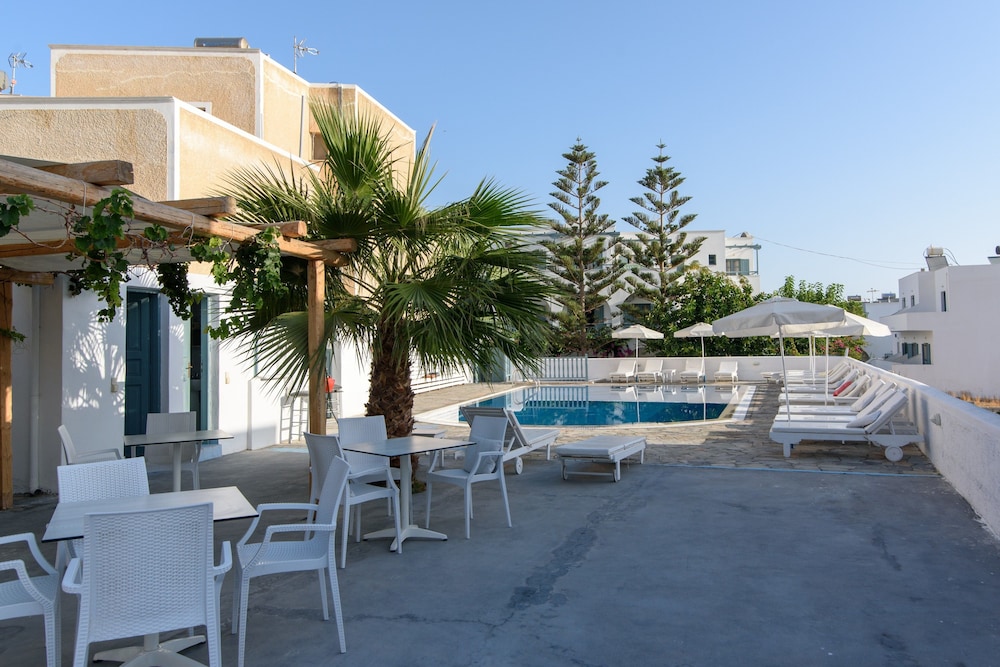 Iris Boutique Hotel — Swimming pool in Kamari, South Aegean