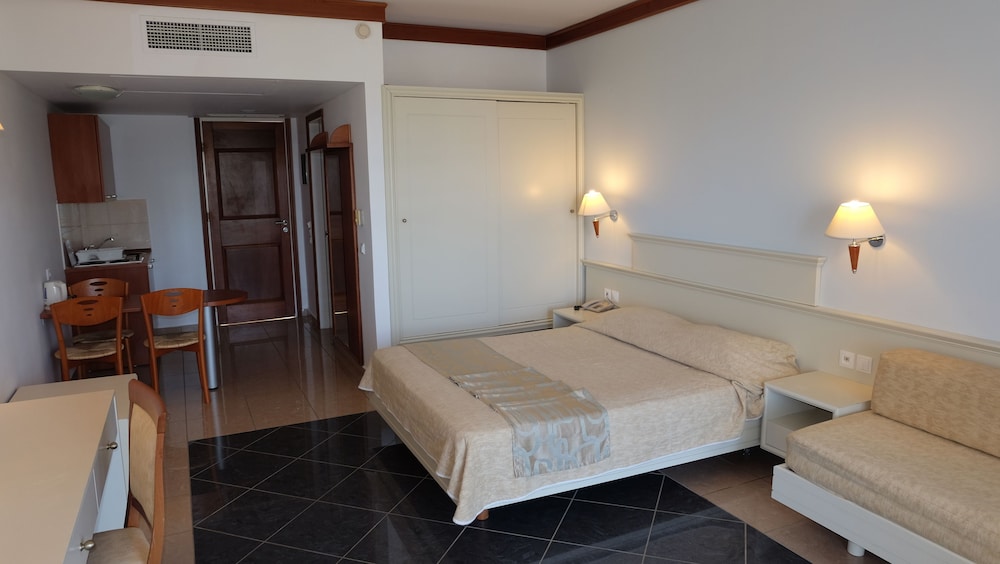 Kipriotis Maris Suites by Anayia All Inclusive Resorts — Hotel rooms in Psalidi, South Aegean