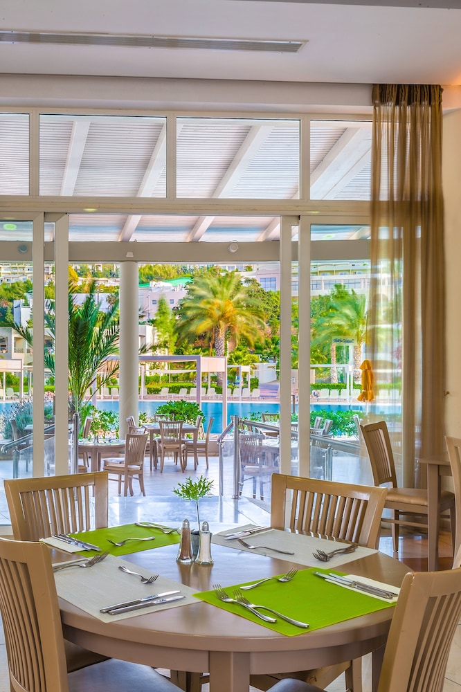 Kipriotis Maris Suites by Anayia All Inclusive Resorts — Restaurant & bars in Psalidi, South Aegean