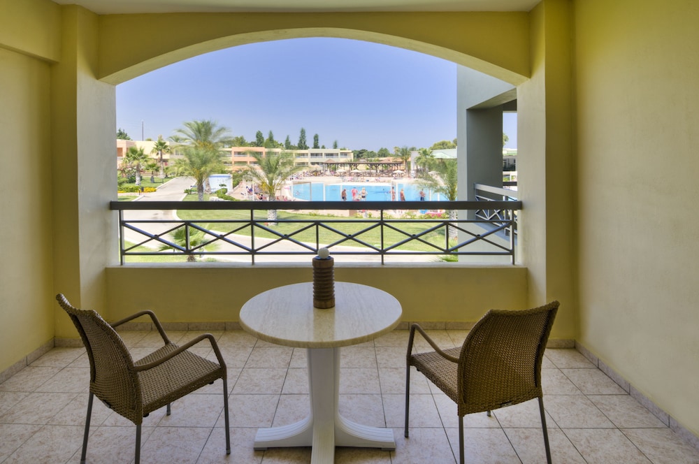 Kipriotis Maris Suites by Anayia All Inclusive Resorts — Swimming pool in Psalidi, South Aegean