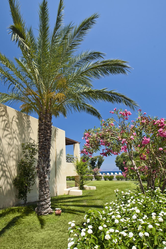 Kipriotis Maris Suites by Anayia All Inclusive Resorts — Hotel building in Psalidi, South Aegean