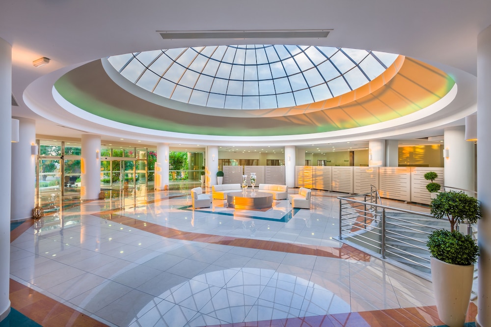 Kipriotis Maris Suites by Anayia All Inclusive Resorts — Hotel building in Psalidi, South Aegean