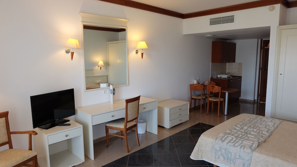 Kipriotis Maris Suites by Anayia All Inclusive Resorts — Hotel rooms in Psalidi, South Aegean
