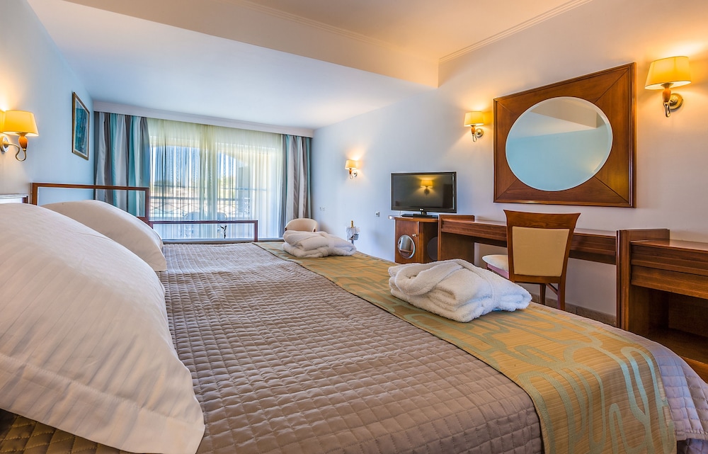 Kipriotis Maris Suites by Anayia All Inclusive Resorts — Hotel rooms in Psalidi, South Aegean