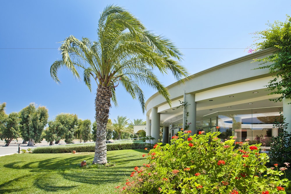 Kipriotis Maris Suites by Anayia All Inclusive Resorts — Hotel building in Psalidi, South Aegean