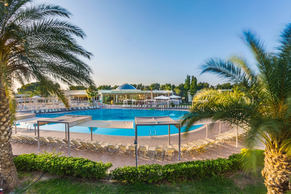 Kipriotis Maris Suites by Anayia All Inclusive Resorts — Swimming pool in Psalidi, South Aegean