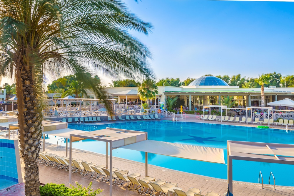 Kipriotis Maris Suites by Anayia All Inclusive Resorts — Swimming pool in Psalidi, South Aegean