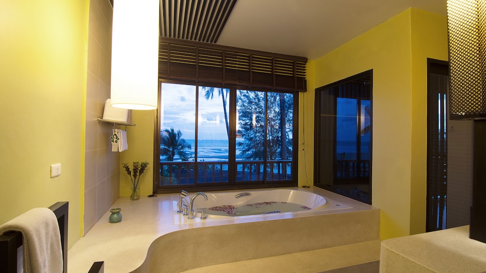 APSARA Beachfront Resort and Villa — Hotel rooms in Khao Lak, Phang Nga