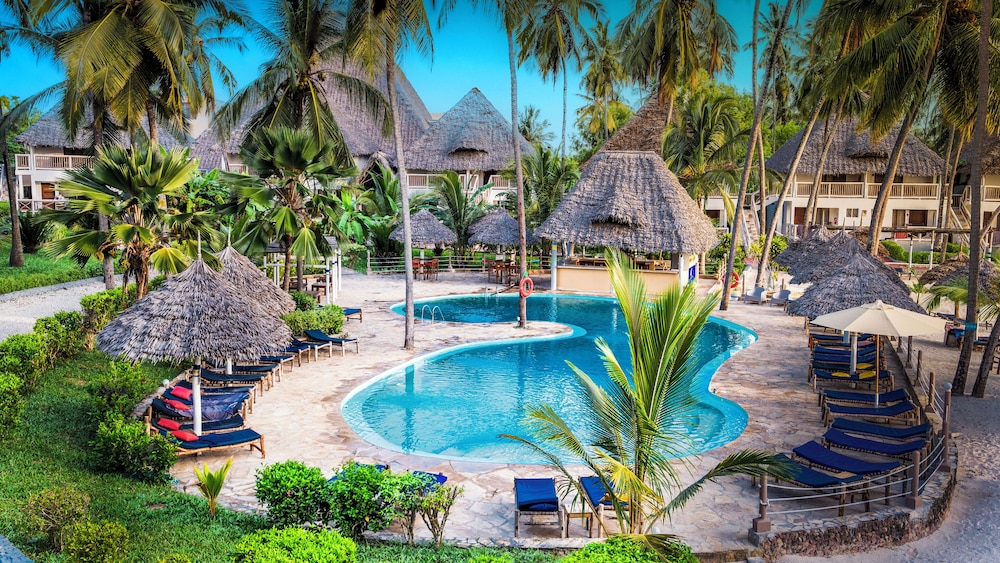 Paradise Beach Resort — Swimming pool in Uroa, Zanzibar South