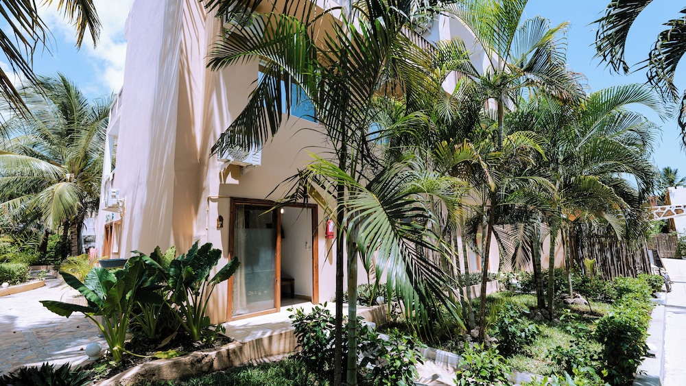 Paradise Beach Resort — Hotel building in Uroa, Zanzibar South