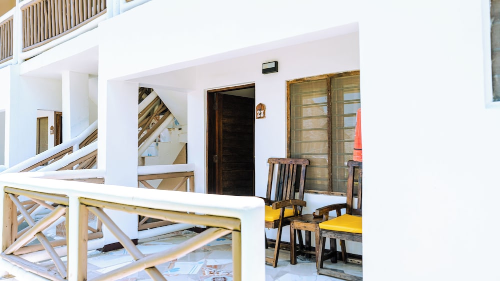 Paradise Beach Resort — Hotel building in Uroa, Zanzibar South