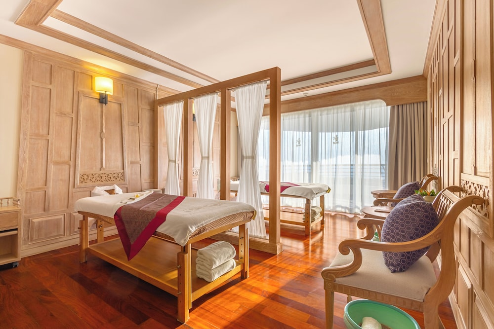 Royal Wing Suites & Spa Pattaya — Hotel rooms in Pattaya, Chonburi