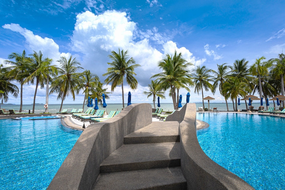 Royal Wing Suites & Spa Pattaya — Swimming pool in Pattaya, Chonburi