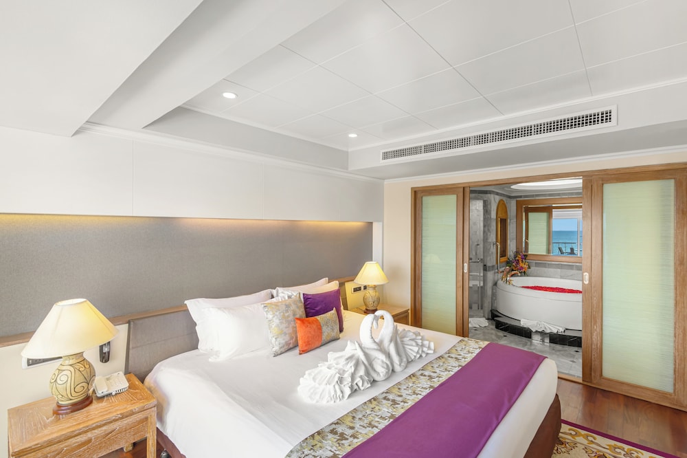 Royal Wing Suites & Spa Pattaya — Hotel rooms in Pattaya, Chonburi