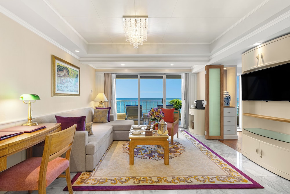 Royal Wing Suites & Spa Pattaya — Hotel rooms in Pattaya, Chonburi