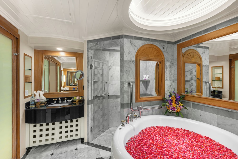 Royal Wing Suites & Spa Pattaya — Hotel rooms in Pattaya, Chonburi